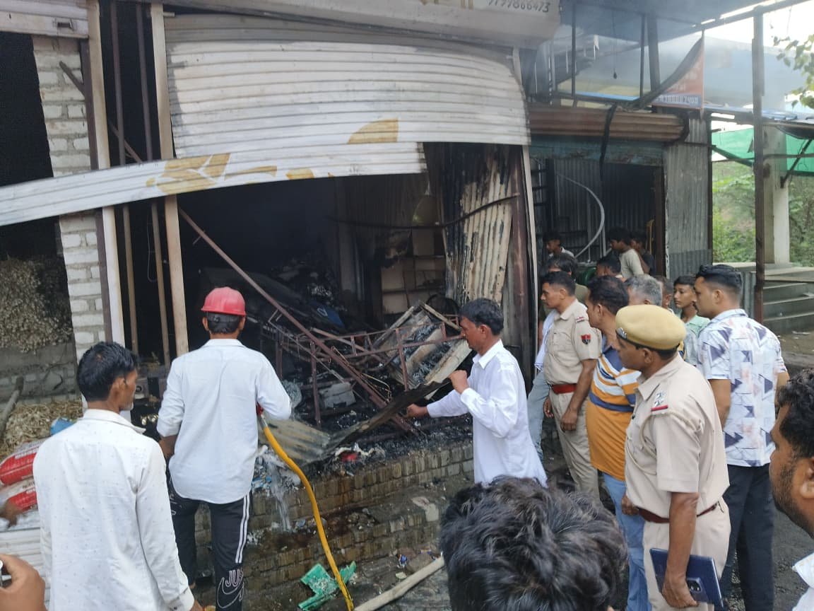 कोटा: मुंडला गांव में किराने की दुकान में लगी भीषण आग, 15 लाख से अधिक का माल और दस्तावेज जलकर खाक