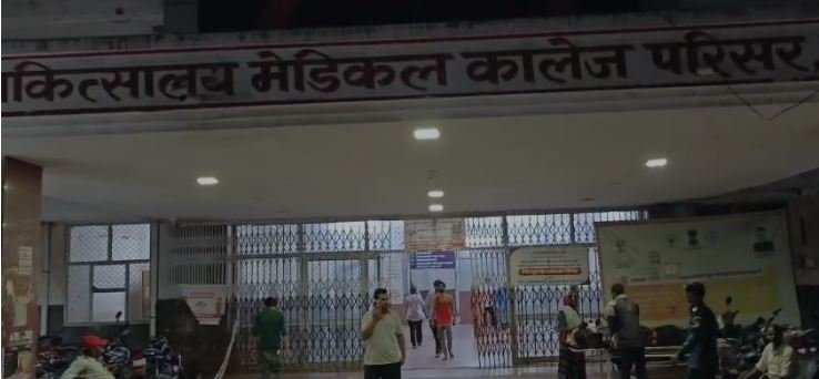 एमबीएस अस्पताल में स्वास्थ्य सेवाएं बदहाल: इंजेक्शन की सिरिंज तक का टोटा, 2 महीने से जरूरी दवाएं नदारद; NOC थमा रहे कर्मचारी