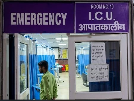 छावनी विशाल मार्केट में कबाड़ा बीन रही महिला को ब्लैक कोबरा ने डसा: हालत गंभीर, एमबीएस अस्पताल में उपचार जारी