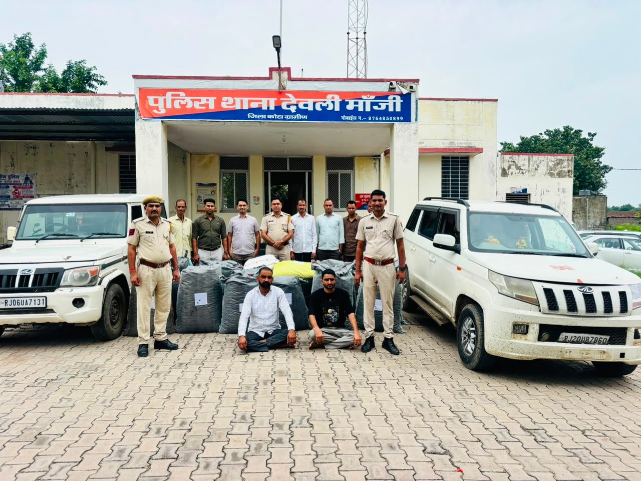 देवली माजी पुलिस की बड़ी कार्रवाई: 61 लाख के डोडा चूरा सहित 2 तस्कर गिरफ्तार; बैरिकेड्स तोड़कर खेतों में भागे थे आरोपी, 2 कारें जब्त