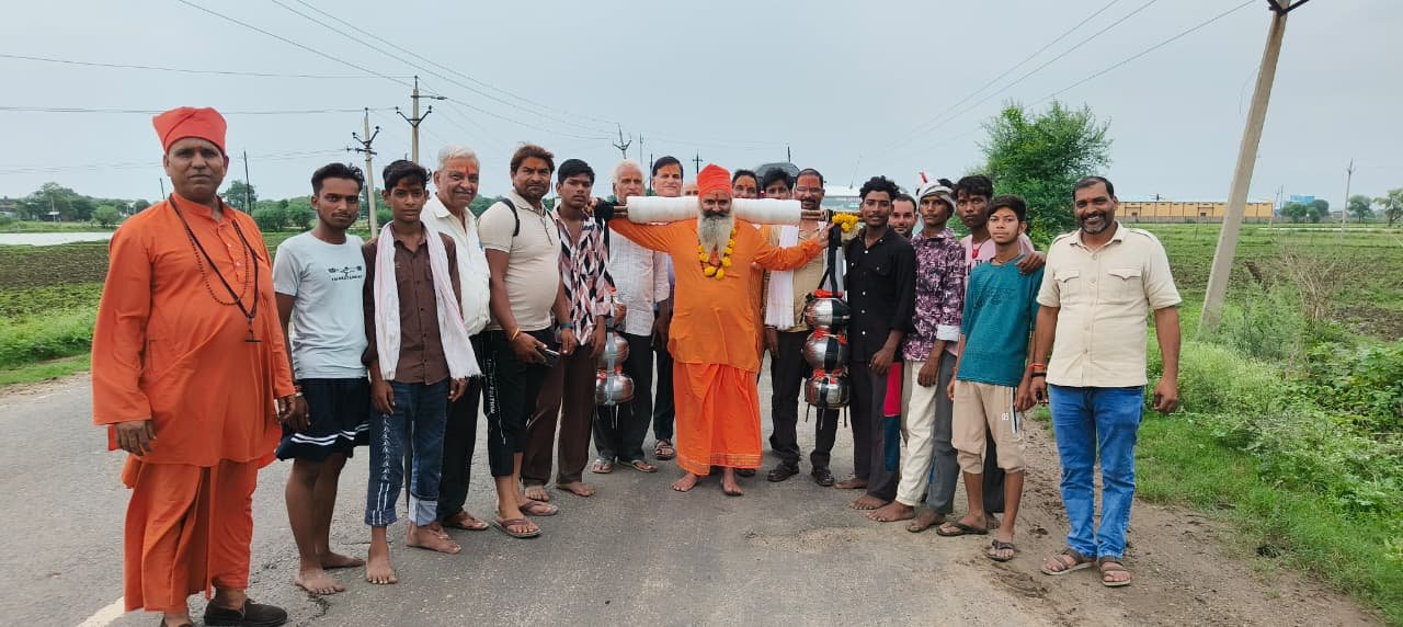 इटावा में चतुर्थ विशाल पैदल कावड़ यात्रा का भव्य स्वागत: 'हर-हर महादेव' के जयकारों से गूंजा पूरा कस्बा; 65 किलो की भारी कावड़ बनी मुख्य आकर्षण