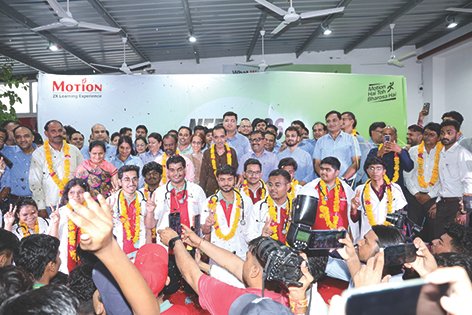 मोशन : 2 छात्र टॉप-100 में, 102 टॉप-5000 में