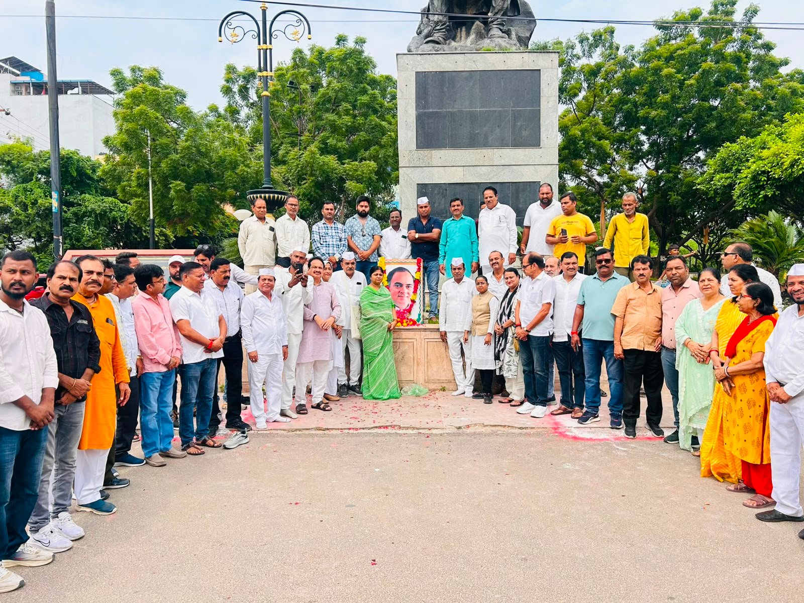 राजीव गांधी जयंती पर कांग्रेसियों ने दी श्रद्धांजलि, राखी गौतम बोलीं- आधुनिक भारत के निर्माण में अहम योगदान