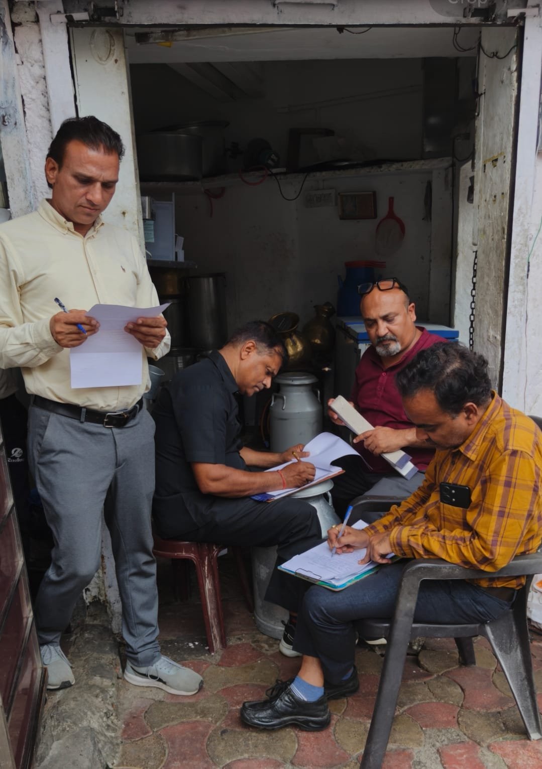 त्योहारी सीजन में खाद्य सुरक्षा विभाग की बड़ी कार्रवाई, 390 किलो घी सीज; 4 खाद्य नमूने लिए