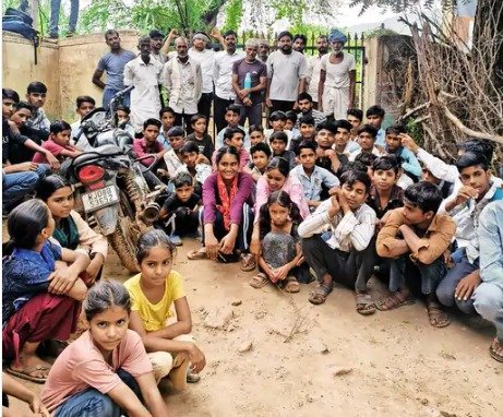 शिक्षकों की कमी पर ग्रामीणों का आक्रोश: प्रधानाचार्य समेत कई पद खाली, गणित-अंग्रेजी पढ़ाने वाला भी नहीं
