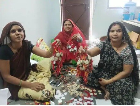 गोबर से राखी-दीपक बना रहीं 400 ग्रामीण महिलाएं, घर बैठे रोजगार