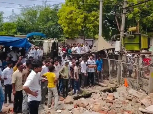 10 करोड़ की जमीन पर चला पालिका का बुलडोजर, निर्माण ध्वस्त