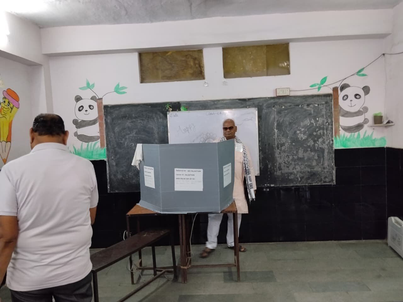 कोटा नगर निगम चुनाव: मंत्री मदन दिलावर ने डाला वोट, मतदान केंद्र पर दिखा उत्साह