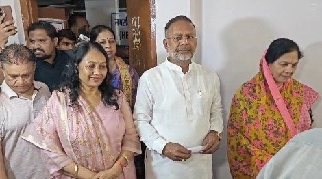 ऊर्जा मंत्री हीरालाल नागर ने पत्नी के साथ किया मतदान, शांति धारीवाल के बयान पर पलटवार