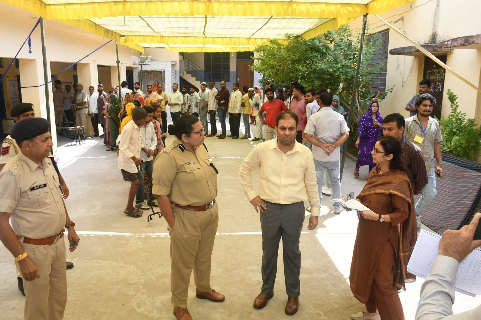 जिला निर्वाचन अधिकारी और एसपी ने मतदान केंद्रों का किया निरीक्षण, मतदाताओं में दिखा उत्साह