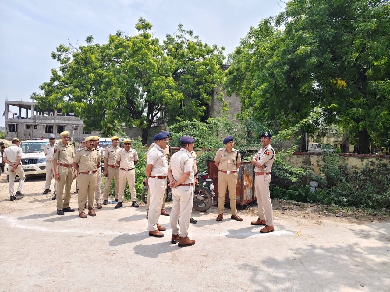 कैथून क्षेत्र में पुलिस अधिकारियों ने मतदान केंद्रों का किया निरीक्षण