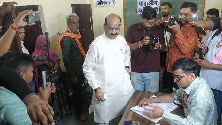 लोकसभा स्पीकर ओम बिरला ने किया मतदान, बोले—बढ़ता मतदान प्रतिशत मजबूत लोकतंत्र की निशानी