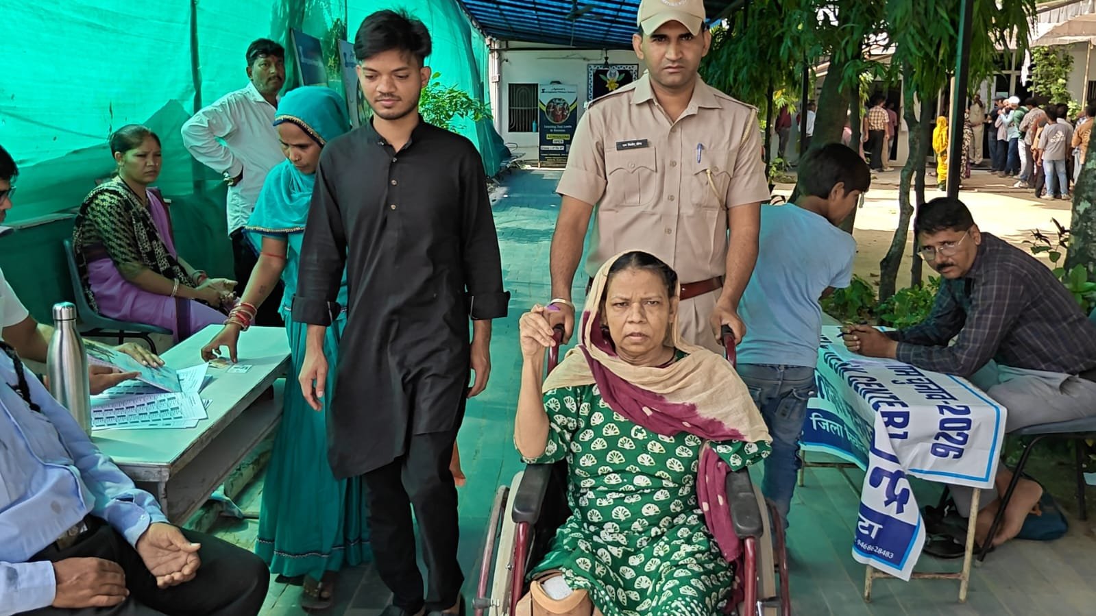 लोकतंत्र की खूबसूरत तस्वीर: कोटा में खाकी का मानवीय चेहरा, कांस्टेबल के सहारे दिव्यांग महिला ने डाला वोट
