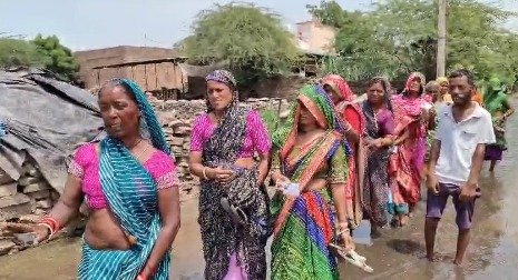 मतदान के लिए कीचड़ और दलदल से गुजरकर पहुंचीं महिलाएं, रानपुर में बदहाल रास्ते ने बढ़ाई परेशानी