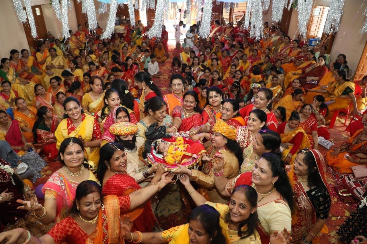 नंदोत्सव में गूंजे कृष्ण भजन, महिलाओं ने मनाया उत्सव