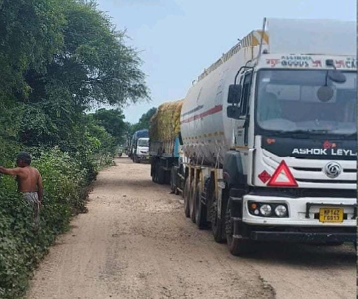 ट्रक की टक्कर से खड्डे में गिरा ट्रैक्टर, ग्रामीणों ने रोके फैक्ट्री के वाहन