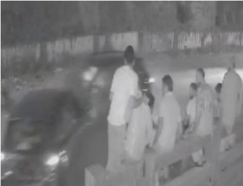 नो पार्किंग जोन में खड़े वाहनों के कारण हुआ सड़क हादसा, कार की टक्कर से 3 युवक घायल
