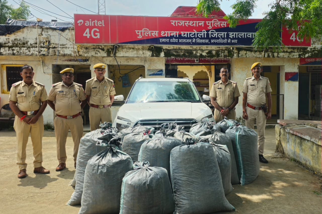 नाकाबंदी देख भगाई कार, पीछा किया तो डोडा चूरा छोड़ भागे तस्कर