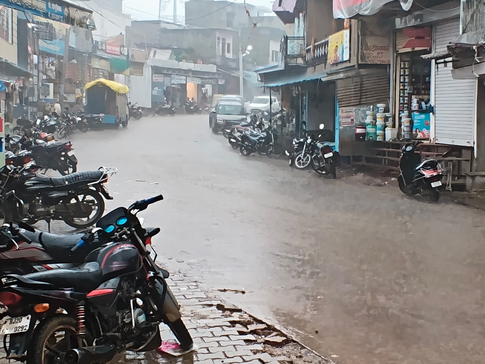 इटावा में घंटेभर झमाझम, उमस से राहत; फसलों को मिली नमी