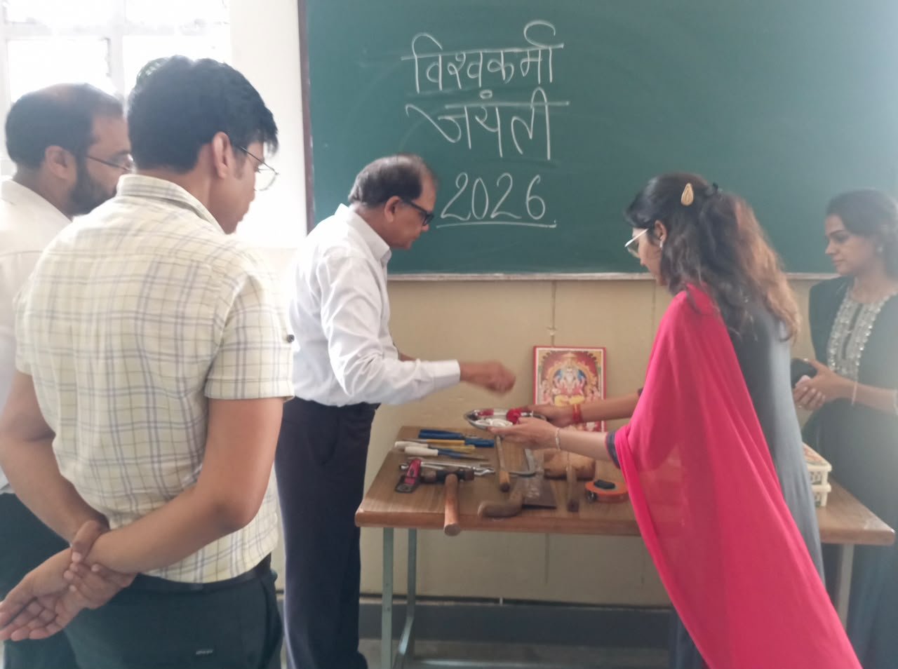 विश्वकर्मा जयंती पर मशीनों का पूजन, सुरक्षित उपयोग का संकल्प