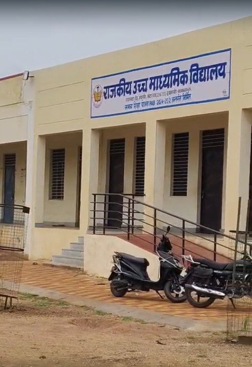 स्कूल की अलमारी में मिला कोबरा, सामान निकालने बढ़ाया हाथ तो दिखा सांप