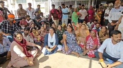 न्यू मेडिकल कॉलेज में महिला की मौत के बाद जोरदार हंगामा, गेट नंबर 4 पर धरना