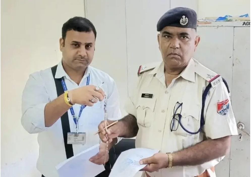 ट्रेन में छूटी दो लाख की सोने की चेन, टीटीई और आरपीएफ ने लौटाई