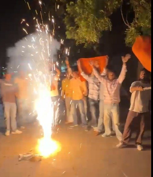 डीयू छात्रसंघ चुनाव में एबीवीपी की तीन पदों पर जीत, कोटा में मनाया जश्न