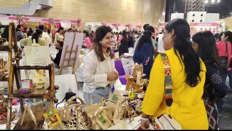आयुर्वेद से प्रेरित त्वचा और बालों की देखभाल के उत्पाद पेश