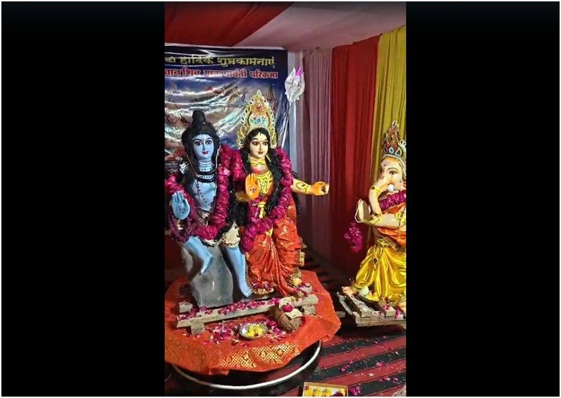 माता-पिता ही संसार: रामपुरा की झांकी में शिव-पार्वती की परिक्रमा करते गणपति