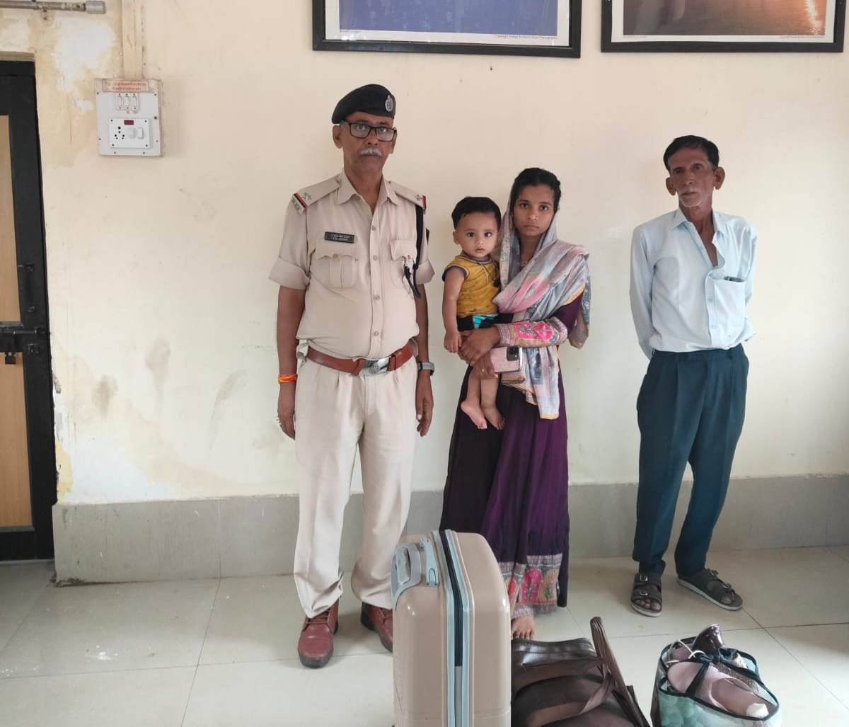 मां से बिछड़े 11 माह के बच्चे को RPF ने लाखेरी में सुरक्षित उतारा