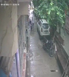 जवाहर नगर में स्कूटी सवार संदिग्ध ने सामान से भरा बैग किया पार