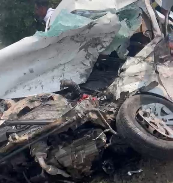 एक पल में छिनी पूरे परिवार की जिंदगी, सड़क हादसे में पति-पत्नी और दो बच्चों की हुई मौत