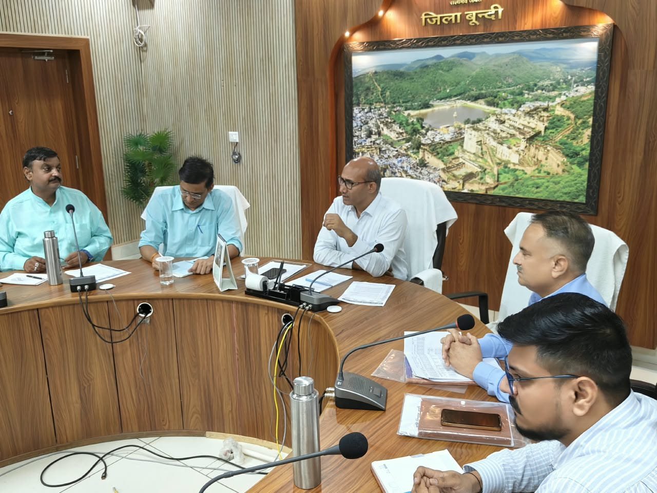 खाद के साथ अतिरिक्त उत्पाद खरीदने का दबाव न बनाएं डीलर: कलक्टर