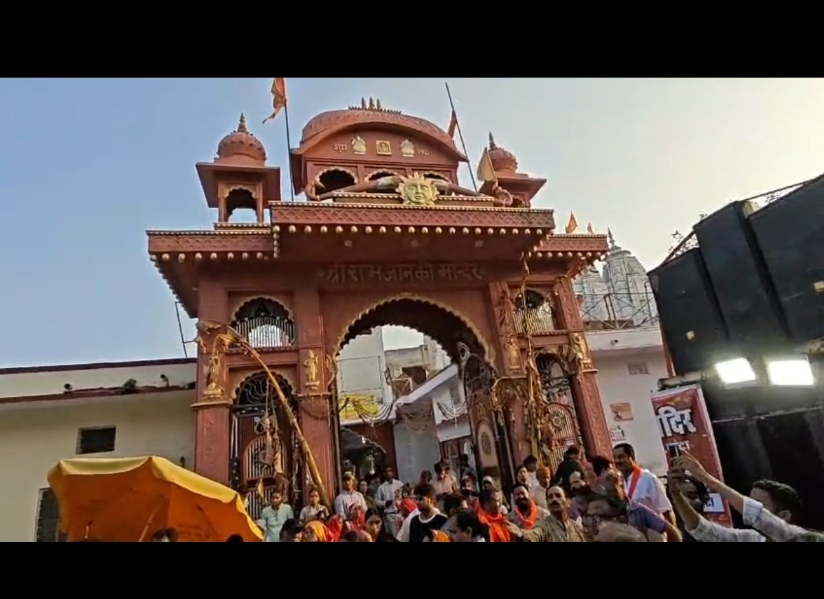 राधा-माधव मंदिर से निकली ठाकुरजी की भव्य डोल यात्रा, चंबल तट पर कराया जलाभिषेक