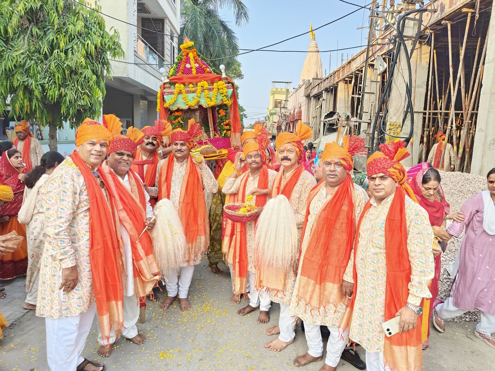 राधा-माधव मंदिर से निकली ठाकुरजी की भव्य डोल यात्रा, चंबल तट पर कराया जलाभिषेक