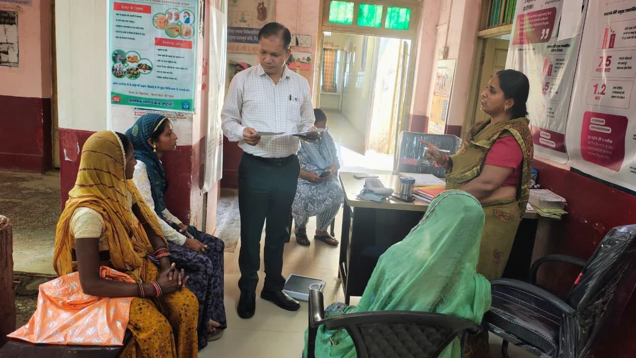 मातृ-शिशु स्वास्थ्य सेवाओं की हकीकत जानने सीएमएचओ ने किया औचक निरीक्षण