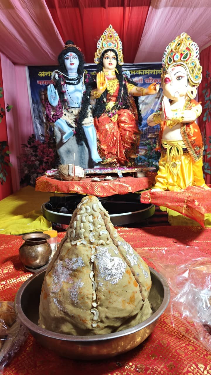 21 किलो मावे से बना 21 इंच का विशाल मोदक, गणपति को लगाया भोग