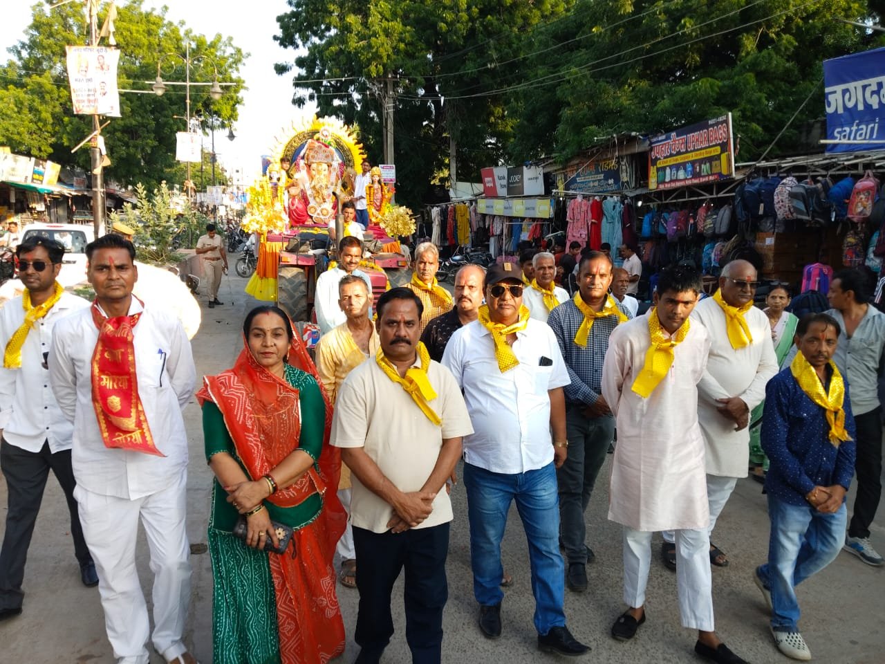गणपति बप्पा मोरिया, अगले बरस तू जल्दी आ’ के जयकारों के साथ गणपति को दी विदाई