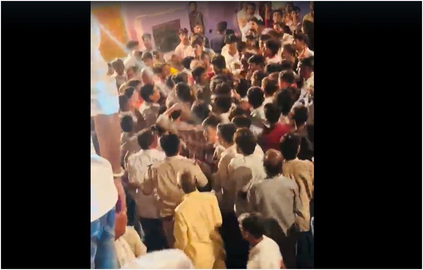 गणेश विसर्जन को लेकर दो पक्षों में तनाव, मौके पर पुलिस तैनात