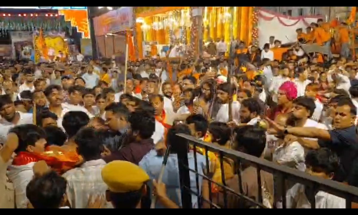 कोटा में अनंत चतुर्दशी जुलूस में अखाड़ेबाज भिड़े, कैथूनीपोल थाने के सामने हंगामा