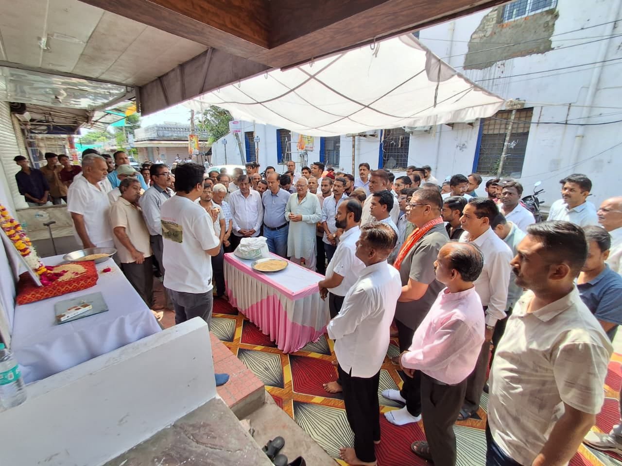 व्यापारियों ने प्रतिष्ठान बंद रख दिवंगत अशोक गुप्ता को दी श्रद्धांजलि