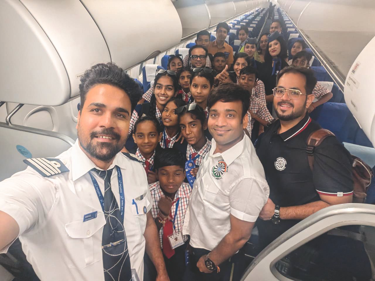 पहली बार विमान में बैठे बच्चों के सपनों को मिली उड़ान