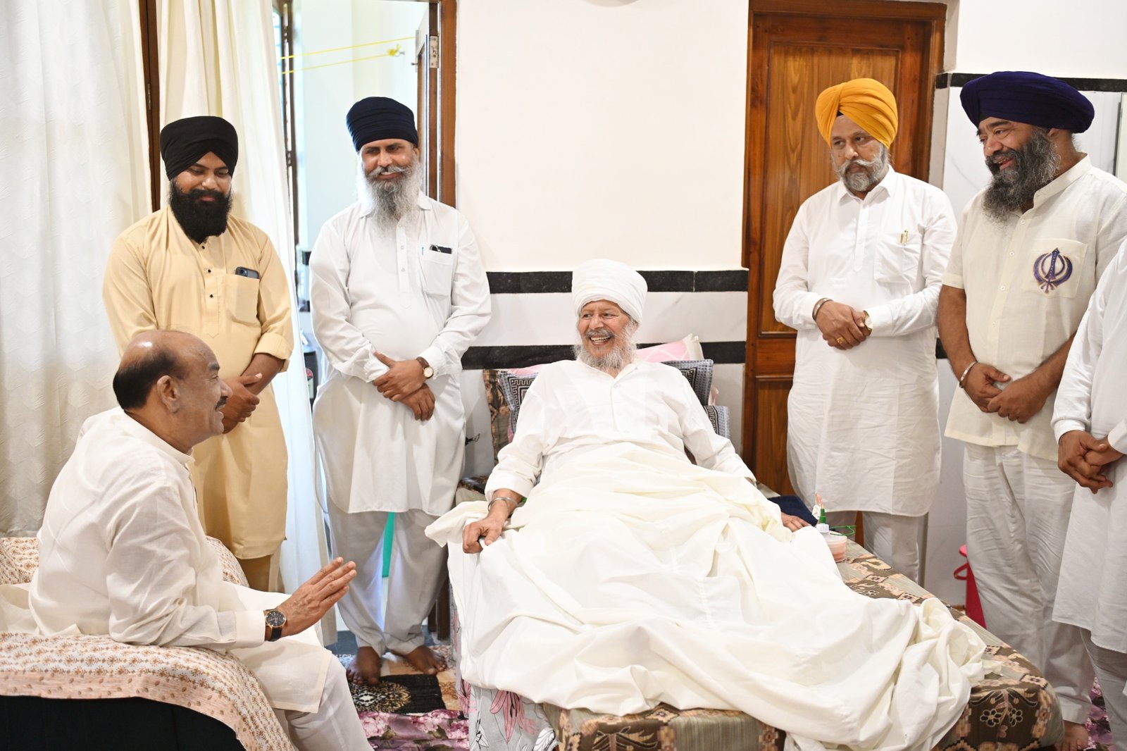 गुरुद्वारा श्री अगमगढ़ साहिब पहुंचे बिरला, बाबा लक्खा सिंह से की भेंट