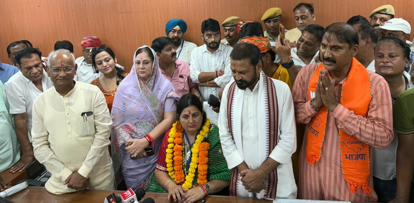 महापौर के लोकसभा अध्यक्ष को धोक देने पर सियासी विवाद, समर्थकों ने बताया वरिष्ठों के सम्मान की परंपरा