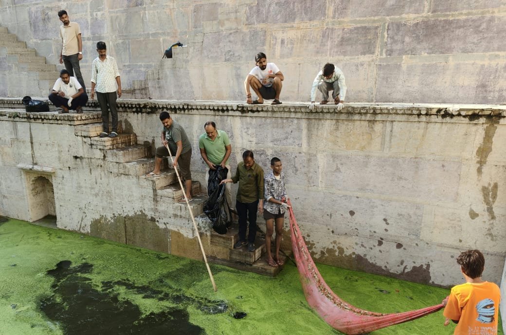 विश्व पर्यटन दिवस: युवाओं और नन्हें हाथों ने तीन घंटे में चमकाया नागर सागर कुंड