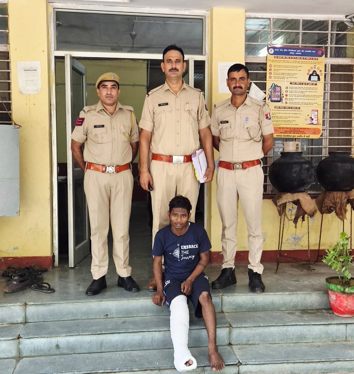 रेस्टोरेंट कर्मचारी पर चाकू से हमला और तोड़फोड़, तीन आरोपी गिरफ्तार