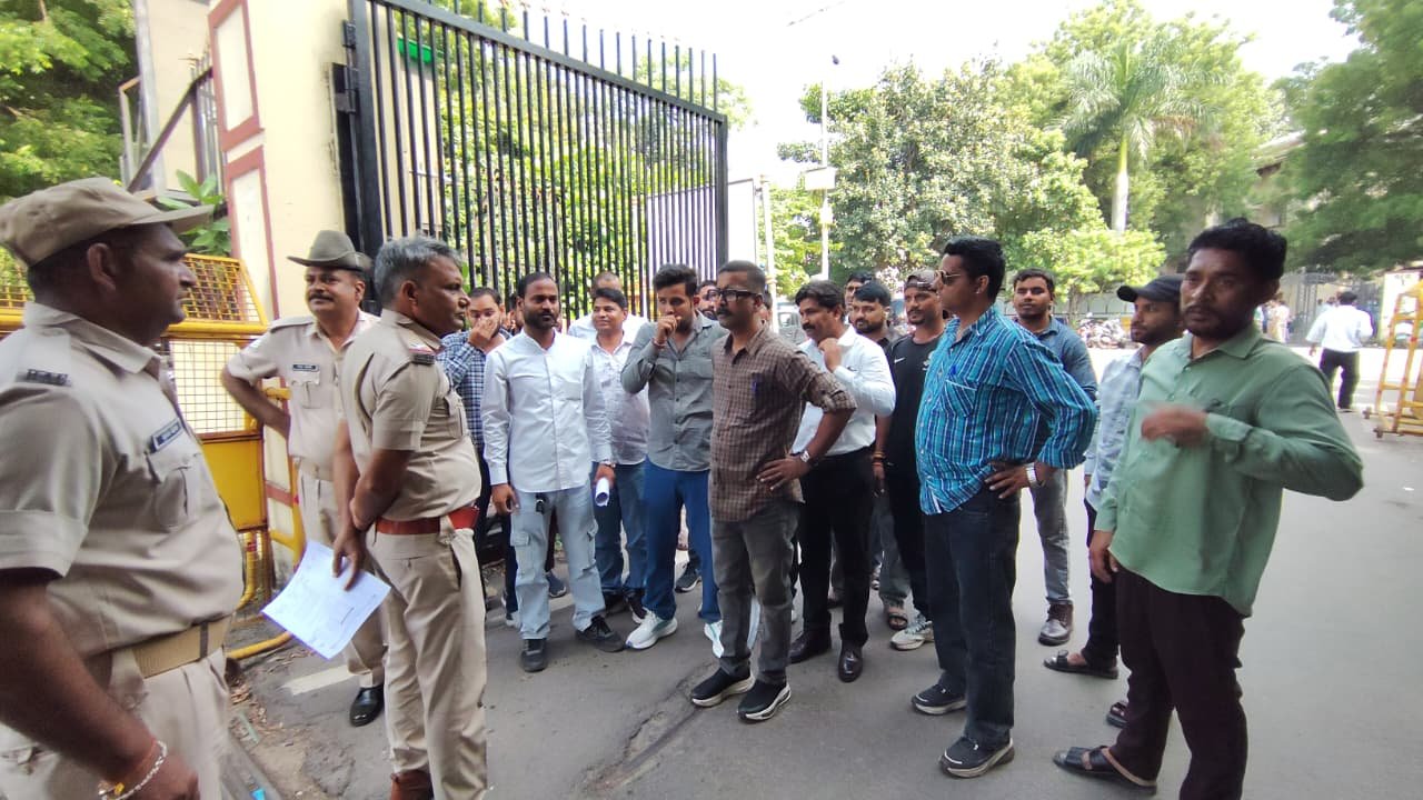 ठेका कर्मचारियों की न्यूनतम मजदूरी 18 हजार रुपये करने की मांग, महासंघ ने सौंपा ज्ञापन