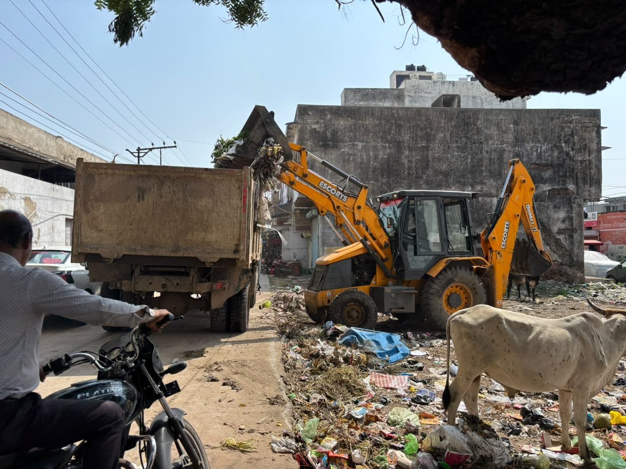 लंका गेट क्षेत्र में सभापति के निरीक्षण के बाद चला सफाई अभियान