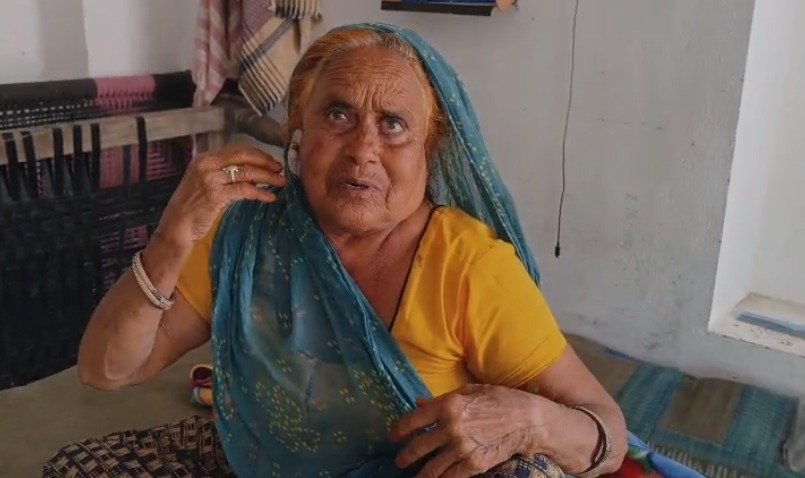 अयाना क्षेत्र में घर में सो रही महिला के कानों से बालियां छीनीं